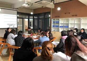 会议室里的人们描述已自动生成 会议室里的人们描述已自动生成