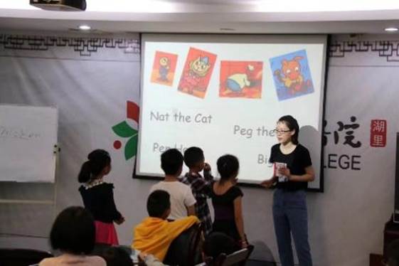 一群人在台上演讲描述已自动生成 一群人在台上演讲描述已自动生成