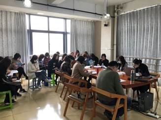 会议室里的人们描述已自动生成 会议室里的人们描述已自动生成