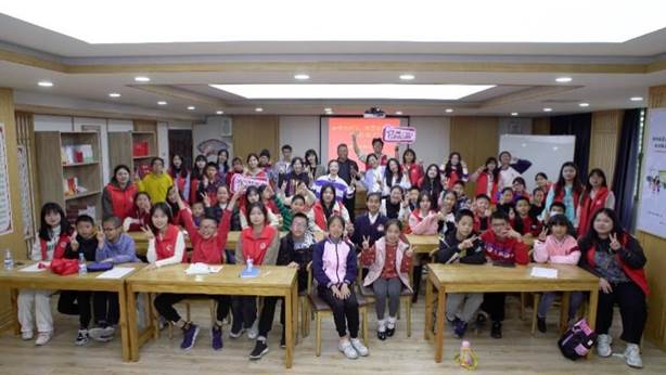 一群人在房间里描述已自动生成 一群人在房间里描述已自动生成