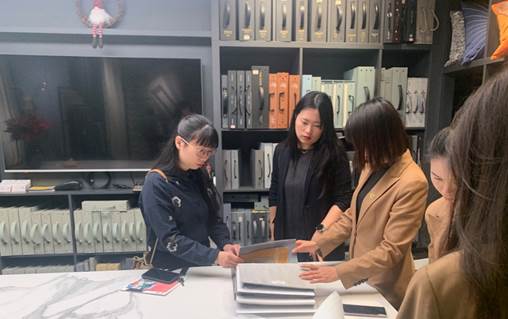 一群男人和女人在桌子边描述已自动生成 一群男人和女人在桌子边描述已自动生成