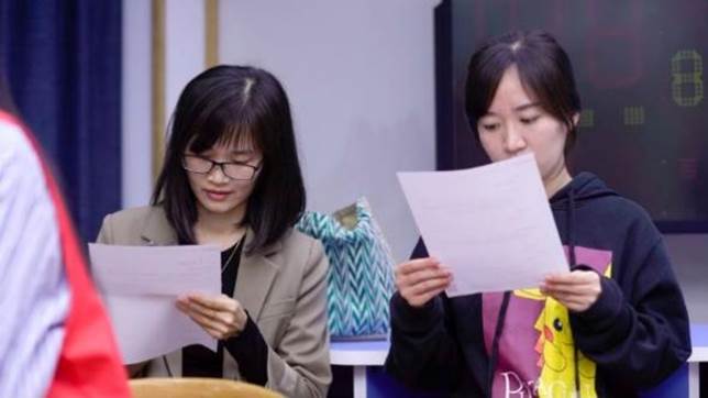 手机截图图人的照片上写着字低可信度描述已自动生成 手机截图图人的照片上写着字低可信度描述已自动生成