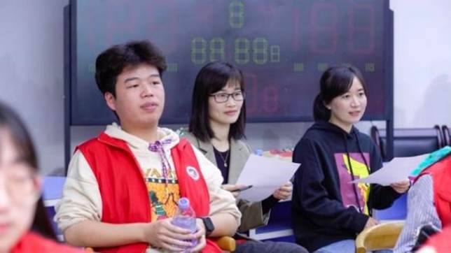 一群男人和女人中度可信度描述已自动生成 一群男人和女人中度可信度描述已自动生成