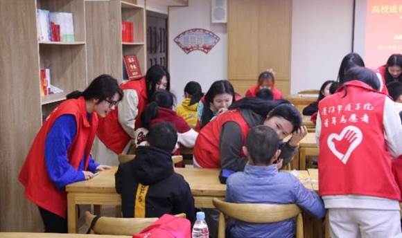 一群人在房间里中度可信度描述已自动生成 一群人在房间里中度可信度描述已自动生成