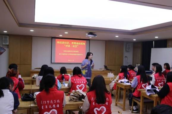 一群人在房间里的餐厅描述已自动生成 一群人在房间里的餐厅描述已自动生成