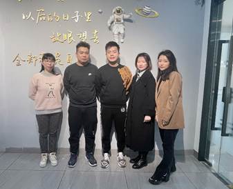 一群人站在画前合影描述已自动生成 一群人站在画前合影描述已自动生成