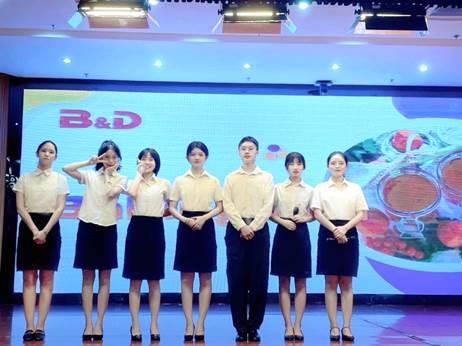 一群穿着蓝色衣服的人站在一起中度可信度描述已自动生成