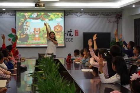 一群人在餐厅里描述已自动生成 一群人在餐厅里描述已自动生成